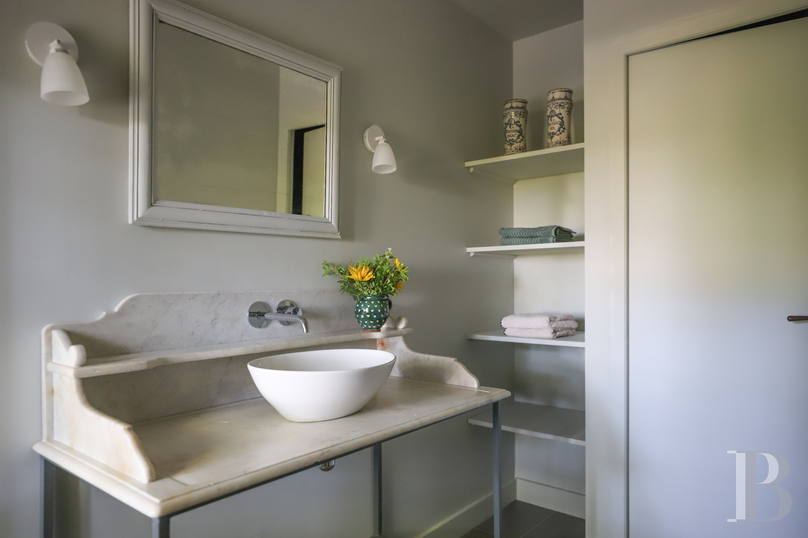 Dans le Vaucluse, au sud-est de Cairanne, une maison dédiée à la villégiature au cœur d’un domaine viticole  - photo  n°9